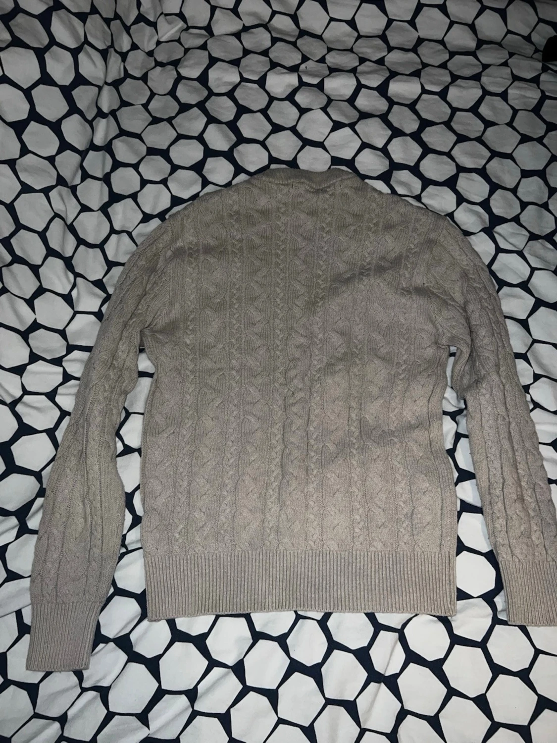 Beige kabelstickad tröja - 1