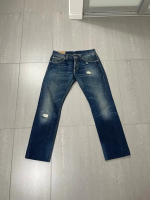 Dondup Jeans - Säljer nu dessa Dondup Jeans med snygga slitningar i populär design, skriv för fler bilder/frågor🙌🏼
