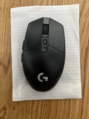 Svart trådlös gamingmus Logitech - Säljer en svart trådlös gamingmus från Logitech kommer med original box, är helt nytt och oanvänt 