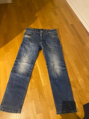 Dsquared 2 jeans - Säljer nu dessa dsquared 2 jeans då de har blivit för korta för mig dem är i storlek 16y och passar dig om du är ca mellan 172-182cm lång. Tveka inte på att höra av dig vid funderingar.