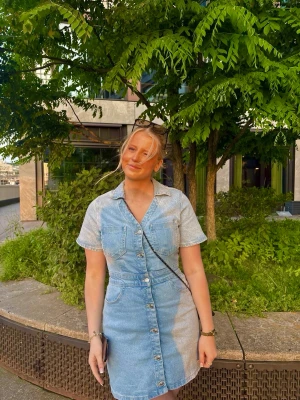 Jeans klänning zara - jättefin jeans klänning ifrån zara