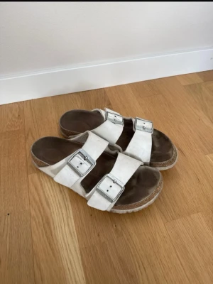 Birkenstock tofflor 37 - Hej! Säljer dessa tofflor från Birkenstock. Defekter finns men är fortfarande fina och fungerar som de ska. Märkena kring spännena brukar kunna gå bort någorlunda om man gnuggar (har gjort det förr)🥰