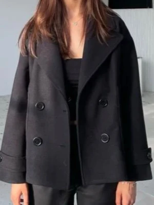 Kort kappa - Säljer en så så fin kort kappa!! Passar perfekt till allt😍😍🥰😇