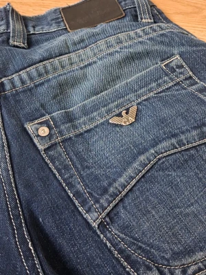 Jeans från giorgio armani - Säljer ett par riktigt sjyssta jeans från Armani jeans. Aldrig använd dom själv men köpte av en kompis. Riktigt fint skick, inga skador, raka, 6 fickor och den klassiska metalloggan på högra bakfickan. Nyköpta skulle de kostar över 2000, men jag säljer för 400, priset är dock förhandlingsbart. Hade gött.