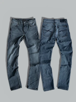 Nudie Jeans - Säljer ett par gråa jeans från Nudie med en slim passform. Nudie  karaktäristiska broderi på bakfickorna. Perfekta för en grisch look. Hör av dig vid minsta lilla fundering! Pris går att diskuteras vid snabb affär