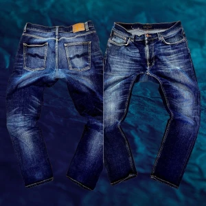 Nudie raw denim loose jeans - Otroligt schysta nudie jeans i marinblåfärg med en massa tvätt längs benen. Jeansen har loose passform och är i modellen lean dean, men tycker de sitter ännu mer loose en vad de brukar. Storleken är 34/32 men passar även dig som brukar ha 33/32 eller 32/32, bara att de blir mer loose. Färgen kan skiljas från bildens! Bara att skriva vid minsta fundering!