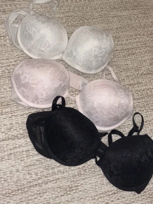 Spetsbhar i vitt, rosa och svart -  Säljer dessa 3 behåar i strl 75C med push up från Primark. Svart, rosa, vitt. Som nya använda vid enstaka tillfälle