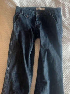 Lågmidjade bootcut jeans  - Jättesnygga lågmidjade bootcutjeans som inte används❤️ midjemått 38cm och innerben 82cm❤️
