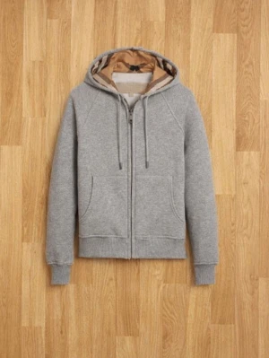 Grå zip hoodie med beige huva - Snygg grå zip hoodie från Burberry med klassisk beige-rutig insida i huvan. Hoodien har dragsko i huvan, två stora fickor fram och ribbade muddar. Perfekt för en chill och stilren look. Materialet är mjukt och skönt, troligen bomullsblandning.