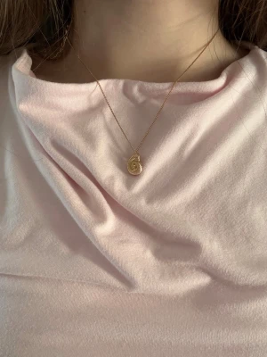 Halsband med snäcka från H&M - Halsband i guld med snäcka & tunn kedja från H&M