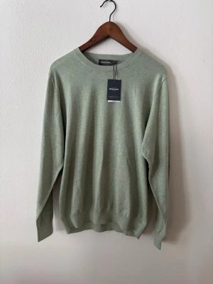 Stickad tröja från Dressman - Snygg grå/ljusgrön stickad tröja från dressman. Storlek L men sitter som en M nästan. Skick 10/10 helt ny. Hör av er vid fler funderingar // TCM_Closet 🙌