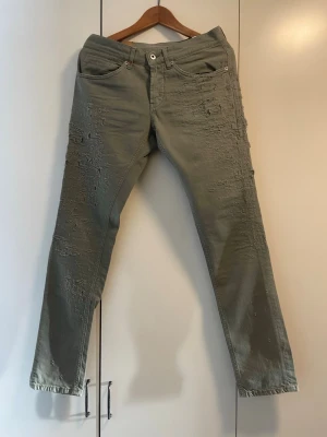 Dondup George  - Dondup i George modell. Perfekta för dig som gillar en modern och avslappnad stil. Hör av dig vid funderingar eller fler bilder// Alex closet✨