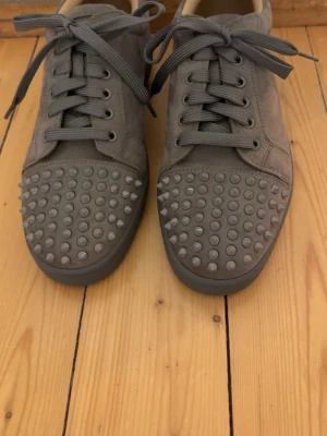 Gråa sneakers  - Storlek 43 kontakta om frågor kartong och dustbag medföljer ej