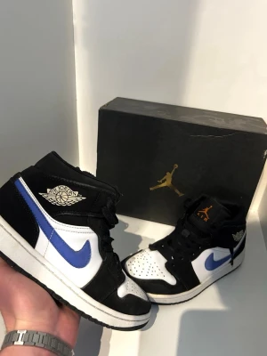 Air Jordan 1s Mid - Säljer ett par snygga Jordan 1 mid som är i ett gott skick 7/10✅Skorna har defekter både på utsidan men även hål i hällen därefter priset✅Nypris 1800 mitt pris 200✅Box osv medföljer (äktighetsbevis finns) Hör av er vid frågor och funderingar🤗🤝