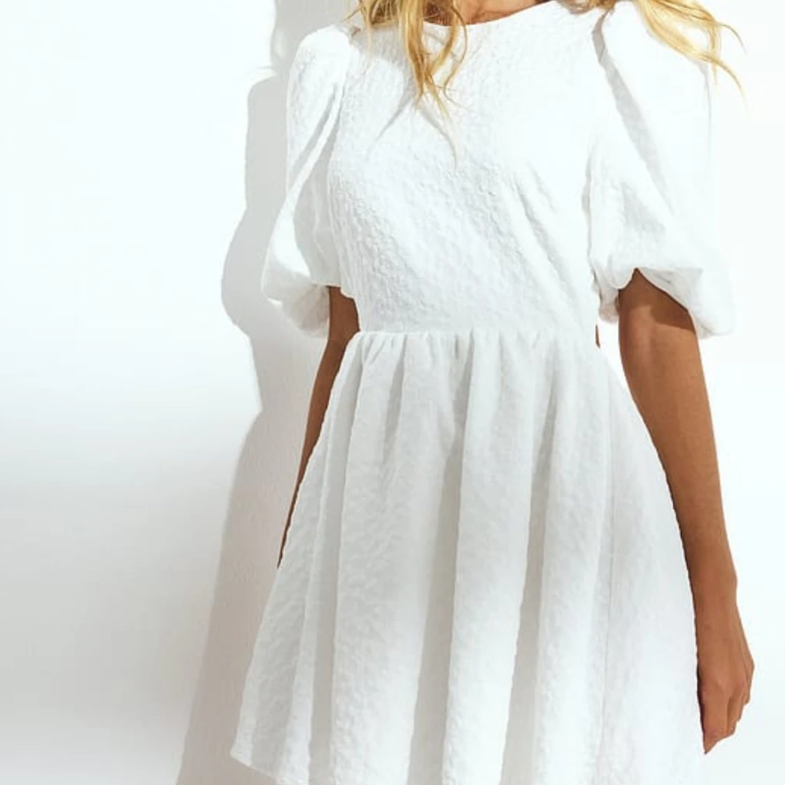 Vit kortklänning med puffärm