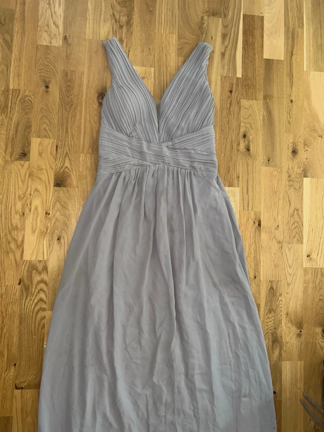 Ljusgrå långklänning balklänning