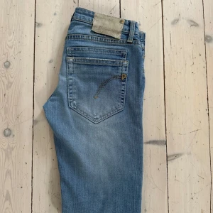 Dondup - Säljer dessa Dondups i w28, de är ganska slim i passformen och skulle säga att de passar w27 också!😃                                                                              Skick: 7/10, det finns fåtal tecken på användning men annars är allt toppen⭐️Baklappen sitter lite löst. 🥲Mått, Midja: 36cm📏(rakt över), Längd: 95cm📏(hela byxan).                                                                          Kontakta gärna vid frågor, bud eller köp!👍