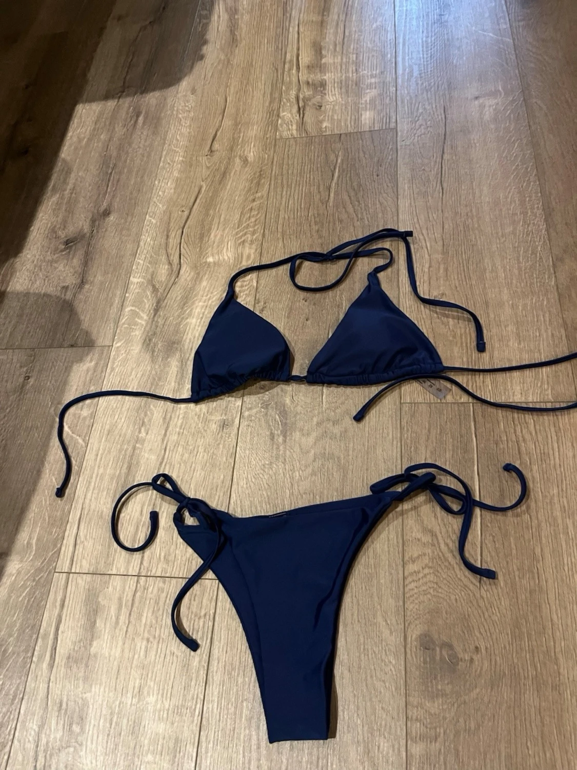 Mörkblå bikini med knyt i sidan