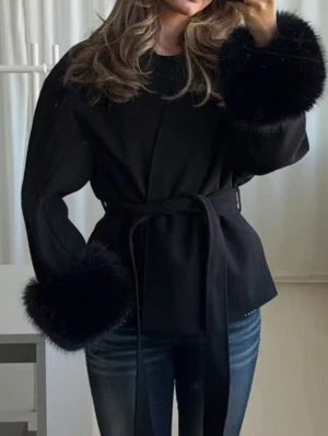 Svart kappa med fuskpälsdetaljer - Stilren svart kappa med knytband i midjan och fuskpäls längst ner vid ärmarna från ”gina tricot 14+” 