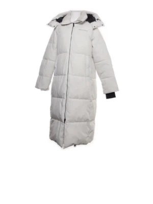 Röhnisch - Vit dunjacka  xs  - Säljer en vit lång dunjacka från Röhnisch med hög krage och stor huva. Jackan har en rak passform, svarta muddar vid ärmsluten och diskret logga på bröstet. Slutsåld överallt! Nypris 3200kr. Säljer den nu för 1300kr! Använd  en handfull ggr. Storlek XS, men passar även en S. Beroende på fit. Färg: cremevit. 