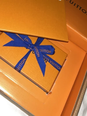 Louis Vuitton monogram korthållare - Snygg korthållare från Louis Vuitton helt ny. Köpt som present men gavs ej bort så den är orörd och oöppnad. Kvitto, box och presentinslag ingår. Pris kan diskuteras