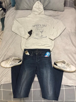 Hoodie och neuw jeans outfit  - Köp hoodien och jeansen för 699kr så har du en helt ny clean outfit‼️