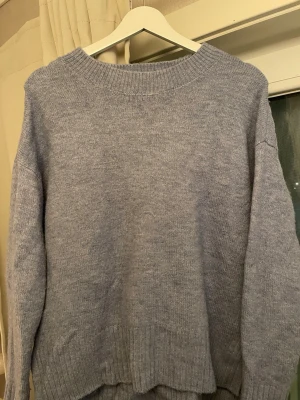 Ljus blå stickad tröja Vero Moda - Mysig ljus blå stickad tröja från Vero Moda med rund halsringning och ribbade muddar vid ärmslut och nederkant. Ser blåare ut i verkligheten!