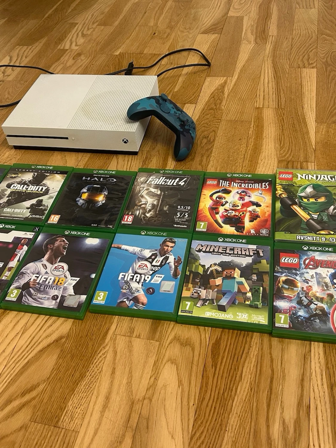 Xbox One S med handkontroll och spel