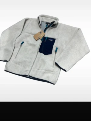 Patagonia flecce - Säljer nu en snygg patagonia flecce jacka som jag aldrig använt tidigare. I toppen skick. (Taggen är avdragen men jackan är aldrig använd)