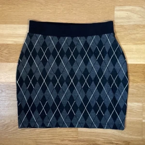 Rutig minikjol - Kort rutig kjol från Nelly i strl XS och fint skick 💌 Tyvärr för liten för mig!