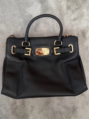 Michael Kors - Michael kors väska, använd bara 2 gånger, säljer då jag köpte samma modell men i större version