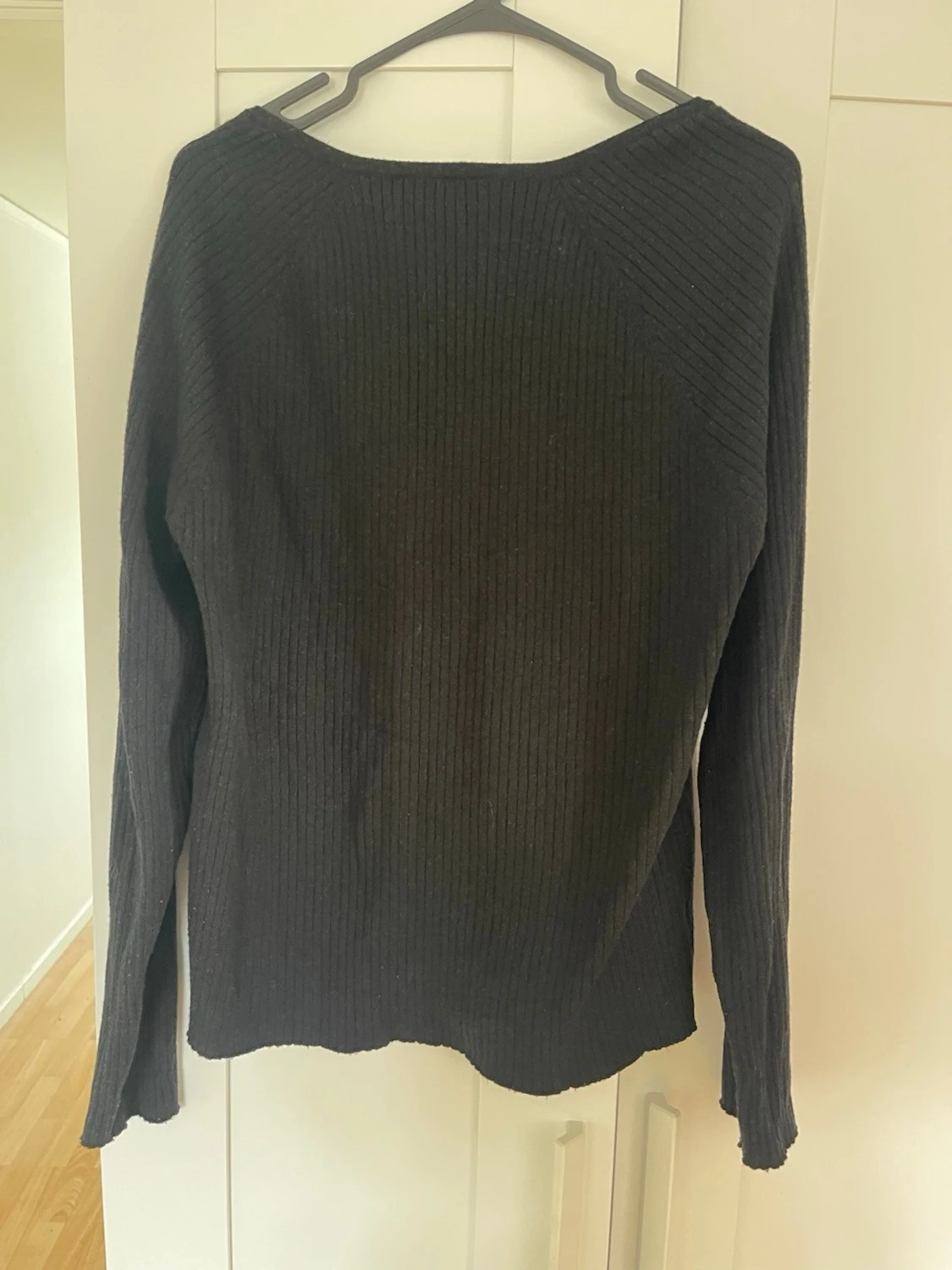 Svart ribbad stickad tröja Stories - 3