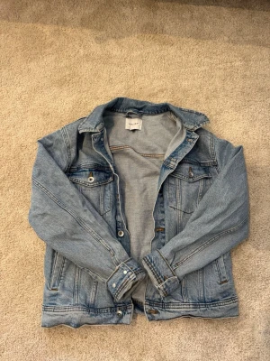 Jeansjacka  - Klassisk blå jeansjacka från Vailent med raka linjer och två bröstfickor med knappar. Jackan har en normal passform. Skriv vid frågor och funderingar 👍