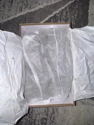 Gråa sneakers med nitar - Snygga gråa sneakers i mocka med coola nitar på tån och hälen. Skorna har en chunky sula och matchande grå skosnören. Perfekta för dig som vill sticka ut med din stil och gillar detaljer som syns.