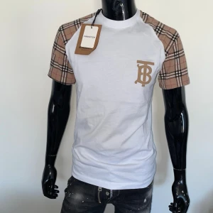 Burberry T-shirt-Vit,Strl S - Helt ny. Fin replika med hög kvalitet. EU|S Normal i passform. Pris: 949kr. Först till kvarn. Skickas direkt inom 24