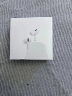Apple AirPods Pro trådlösa hörlurar - Säljer ett par Apple AirPods Pro, trådlösa in-ear hörlurar i vit färg. De har en stilren och kompakt design med silikonproppar för bra passform. Perfekta för musik, samtal och brusreducering. Levereras i originalförpackning.