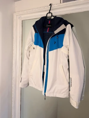 Skidjacka  -  Skidjacka Peak performance. Storlek M . Nyskick . Inga fläckar, slitningar eller parfymdoft.