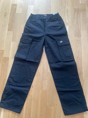 Dickies cargobyxor - Säljer ett par Dickies Cargobyxor i storlek W27. Har du frågor angående mått eller vill ha fler bilder så är det bara att kontakta mig. Helt oanvända 