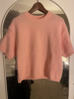 Rosa stickad tröja från Lindex  - Säljer en helt ny tröja som aldrig är använd den är helt ny den är inte knottrig nån stans kom för fler frågor 