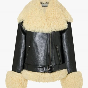 Charlotte Simone jacka storlek S - Säljer en i princip oanvänd Charlotte Simone jacka i modellen Bowie från det senaste släppet - slutsåld överallt. Den är i storlek S och är inköpt för 7600kr.