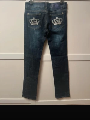 Lågmidjade  viktoria Beckham jeans - Säljer ett par mörkblå Viktoria Beckham jeans som tyvärr är för små. Jätte snygga och bra sick!