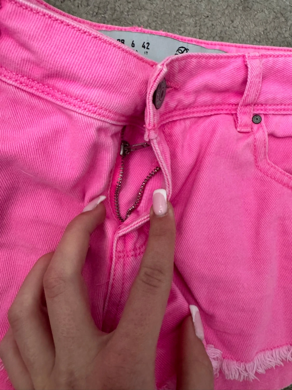 Rosa jeansshorts med fransig kant - 4
