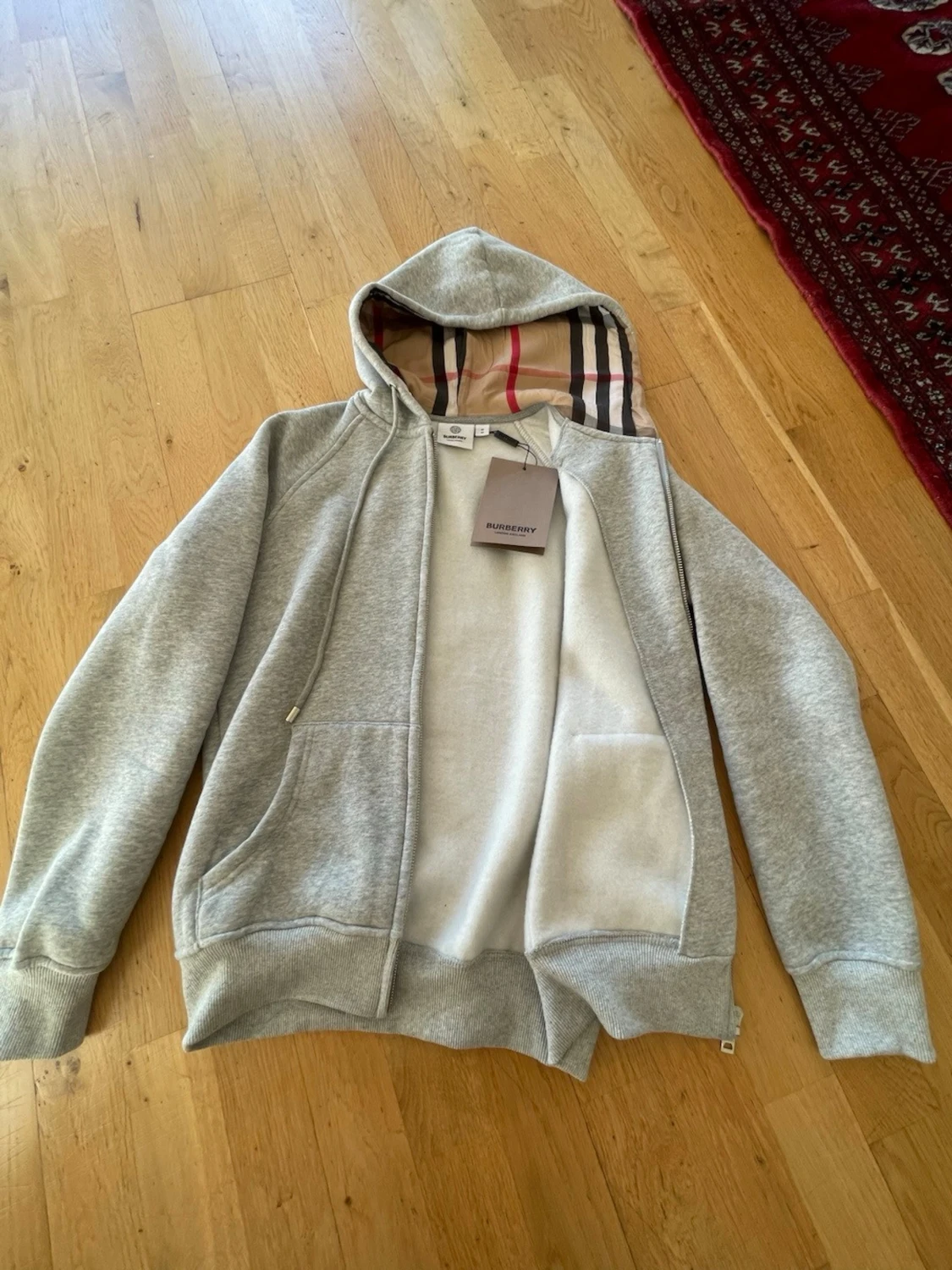 Grå hoodie