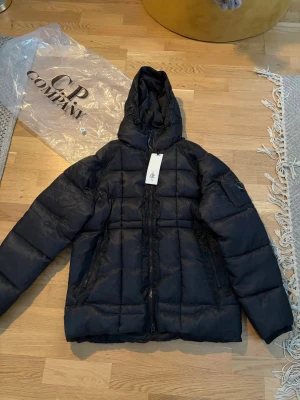 Cp Company jacka  - Helt ny jacka i storlek XL passar L litet märke på sista bilden när ja öppnanden den men man ser inte mycket i verkligheten 