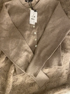  Knitted cardigan Gina Tricot  -  Superfin stickad kofta från Gina Tricot, sätter sig tajtare i midjan. Aldrig använd prislapp kvar nypris 360 kr kan gå ner i pris . 