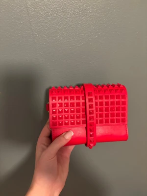 Röd plånbok med nitar  - Röd plånbok från zara perfekt för utgång funkar som väska 