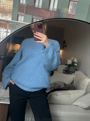 Ljusblå oversized stickad tröja - Säljer denna underbart mysiga stickade tröja i en så fin babyblå nyans. Den är lite oversized i modellen vilket ger en avslappnad, trendig look. Perfekt att styla med jeans eller kostymbyxor.