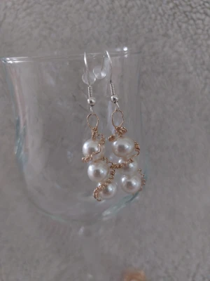 Handgjorda örhängen med vaxpärlor  - Örhängen med 3 vita vaxpärlor och silver krokar Stämplad s925 