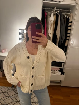 Vit kabelstickad kofta med knappar - Säljer en kabelstickad kofta från cider i storlek XS den är däremot oversized! 