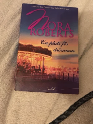En plats för drömmar av Nora Roberts - En plats för drömmar av Nora Roberts handlar om två tidigare tennisstjärnor, Ty och Asher, som en gång var ett par. När deras vägar möts igen väcks gamla känslor till liv. Boken kretsar kring kärlek, hemligheter och en andra chans att hitta både varandra och sig själva.